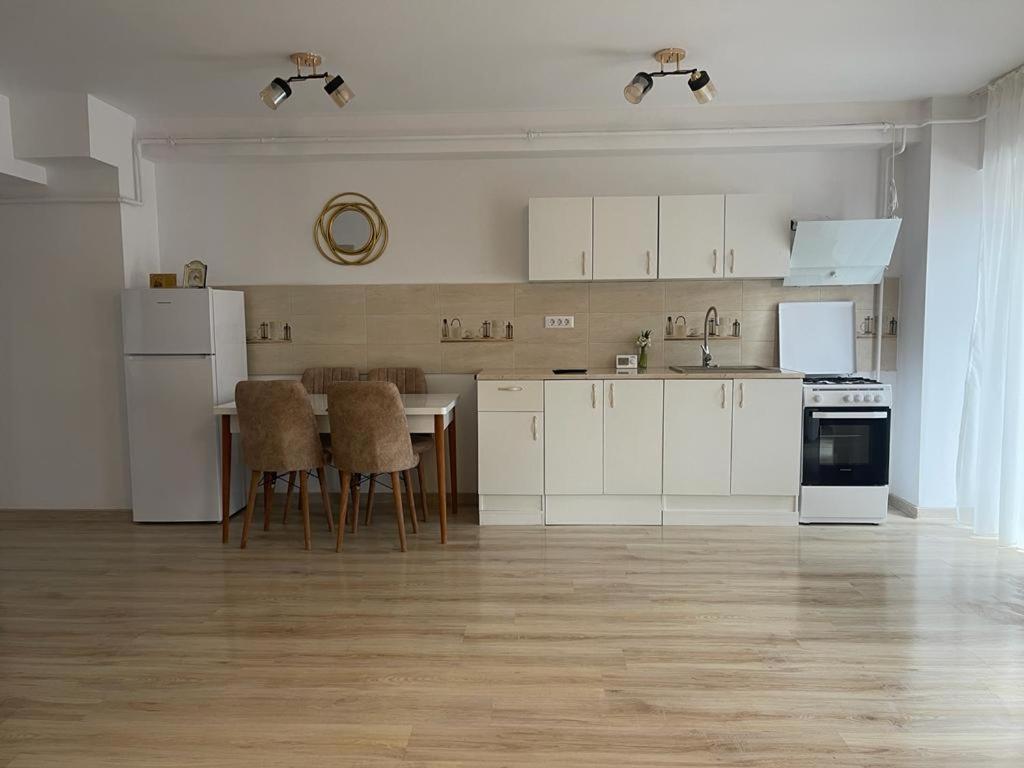 Apartament Yra Rm.Valcea Рымнику-Вылча Экстерьер фото